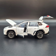 Load image into Gallery viewer, Explorafind 2021 Toyota RAV4 White 1:32 Die Cast Car
