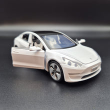 Load image into Gallery viewer, Explorafind 2021 Tesla Model 3 White 1:32 Die Cast Car
