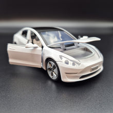 Load image into Gallery viewer, Explorafind 2021 Tesla Model 3 White 1:32 Die Cast Car
