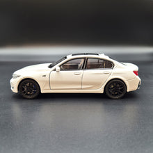 Load image into Gallery viewer, Explorafind 2023 BMW 3 Series 320i White 1:32 Die Cast Car
