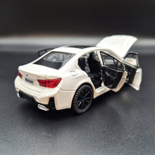 Load image into Gallery viewer, Explorafind 2023 BMW 3 Series 320i White 1:32 Die Cast Car
