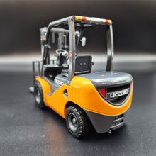 Load image into Gallery viewer, Explorafind Toyota Style Forklift Truck Orange 1:20 Die Cast
