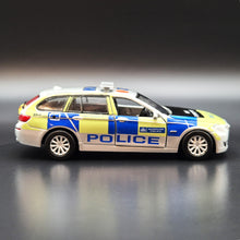 Load image into Gallery viewer, Explorafind 2017 BMW Series 5 F11 London Metropolitan Police 1:64 Die Cast Car New
