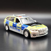 Load image into Gallery viewer, Explorafind 2017 BMW Series 5 F11 London Metropolitan Police 1:64 Die Cast Car New
