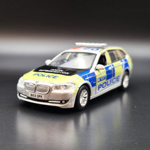 Load image into Gallery viewer, Explorafind 2017 BMW Series 5 F11 London Metropolitan Police 1:64 Die Cast Car New
