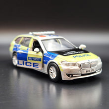 Load image into Gallery viewer, Explorafind 2017 BMW Series 5 F11 London Metropolitan Police 1:64 Die Cast Car New
