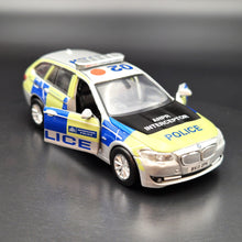 Load image into Gallery viewer, Explorafind 2017 BMW Series 5 F11 London Metropolitan Police 1:64 Die Cast Car New
