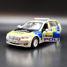 Load image into Gallery viewer, Explorafind 2017 BMW Series 5 F11 London Metropolitan Police 1:64 Die Cast Car New
