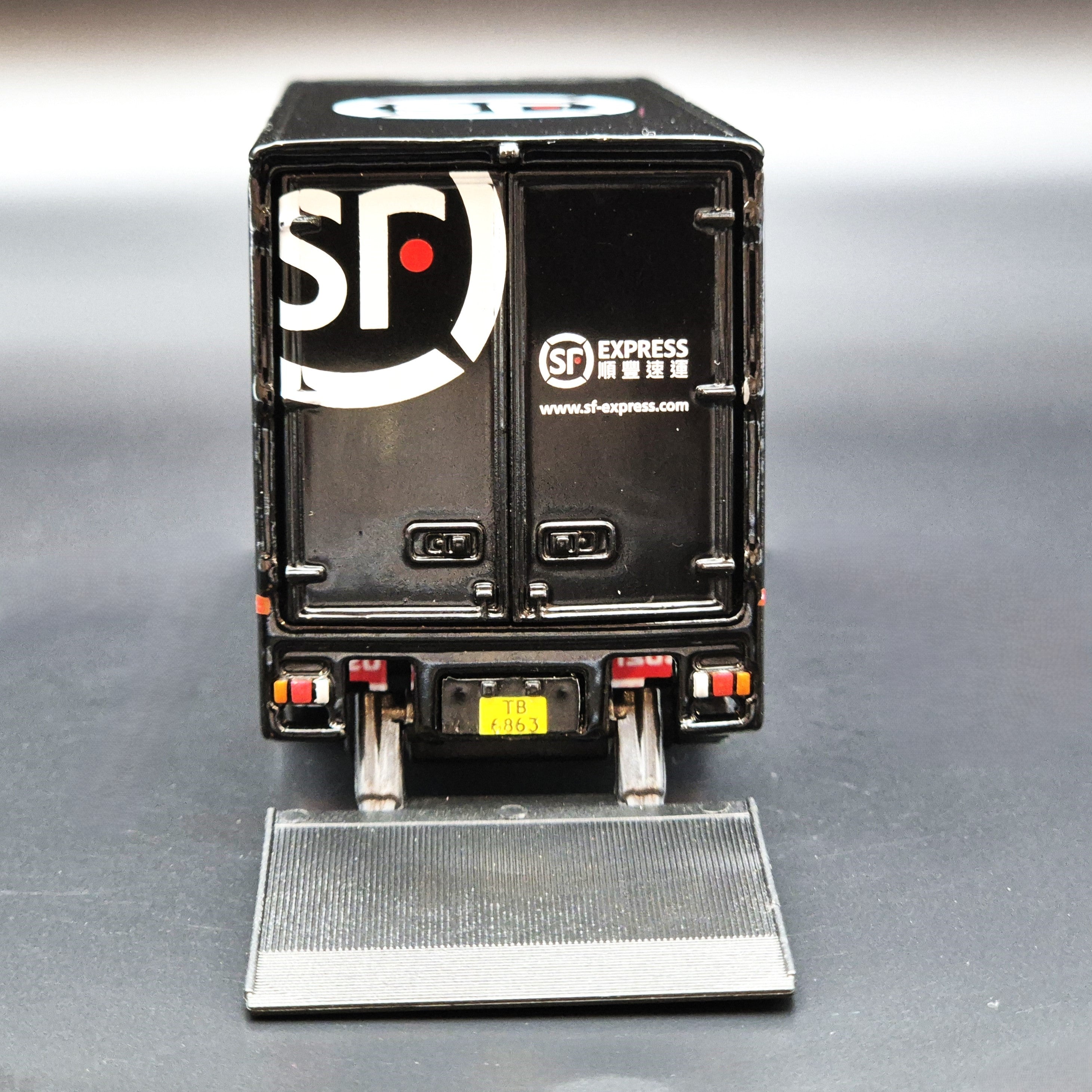 Explorafind 2015 Isuzu N Series NPR Box Body Truck SF Express 1:64 Die