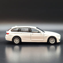 Load image into Gallery viewer, Explorafind 2017 BMW Series 5 F11 White 1:64 Die Cast Car New
