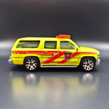 Load image into Gallery viewer, Matchbox 2005 2000 Chevrolet Suburban Neon Yellow #40
