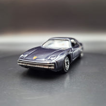 Load image into Gallery viewer, Welly 1982 Porsche 928 Dark Blue/Black #110 1:64 Car
