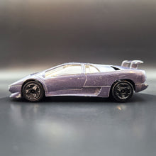 Load image into Gallery viewer, Bburago 1994 Lamborghini Diablo VT Violet 1:43 Die Cast
