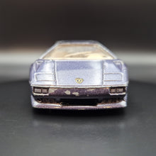 Load image into Gallery viewer, Bburago 1994 Lamborghini Diablo VT Violet 1:43 Die Cast
