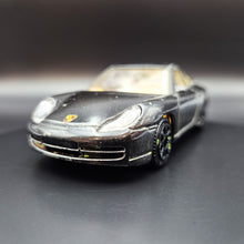 Load image into Gallery viewer, Bburago 1997 Porsche 911 Carrera Black 1:43 Die Cast
