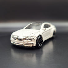 Load image into Gallery viewer, Hot Wheels 2016 BMW M4 White #189 BMW Series 4/5
