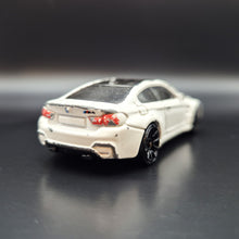 Load image into Gallery viewer, Hot Wheels 2016 BMW M4 White #189 BMW Series 4/5
