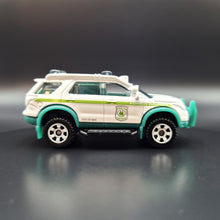 Load image into Gallery viewer, Matchbox 2022 Ford Interceptor Utility (Ford Explorer) White MBX Mountain II 5 Pack Exclusive
