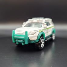 Load image into Gallery viewer, Matchbox 2022 Ford Interceptor Utility (Ford Explorer) White MBX Mountain II 5 Pack Exclusive
