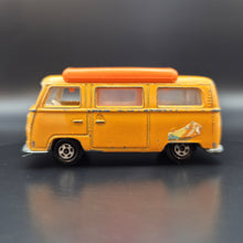 Load image into Gallery viewer, Matchbox 1973 Volkswagen Camper Orange #23 1-75 Superfast
