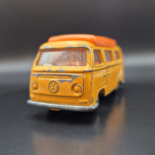 Load image into Gallery viewer, Matchbox 1973 Volkswagen Camper Orange #23 1-75 Superfast
