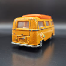 Load image into Gallery viewer, Matchbox 1973 Volkswagen Camper Orange #23 1-75 Superfast
