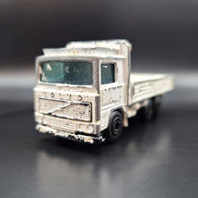 Load image into Gallery viewer, Matchbox 1992 Volvo Tilt Truck White #26 Matchbox 1-75
