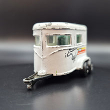 Load image into Gallery viewer, Matchbox 1991 Pony Trailer White #7 Motorcity Set Loose
