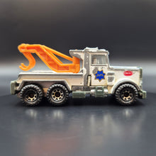 Load image into Gallery viewer, Matchbox 1986 Peterbilt Tow Truck White #61 Matchbox 1-75
