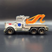 Load image into Gallery viewer, Matchbox 1986 Peterbilt Tow Truck White #61 Matchbox 1-75
