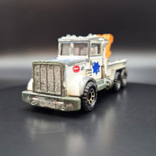Load image into Gallery viewer, Matchbox 1986 Peterbilt Tow Truck White #61 Matchbox 1-75
