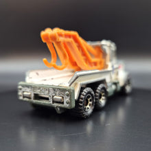 Load image into Gallery viewer, Matchbox 1986 Peterbilt Tow Truck White #61 Matchbox 1-75
