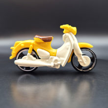 Load image into Gallery viewer, Hot Wheels 2023 Honda Super Cub Yellow #87 HW Moto 3/5
