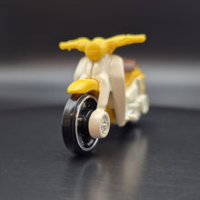 Load image into Gallery viewer, Hot Wheels 2023 Honda Super Cub Yellow #87 HW Moto 3/5
