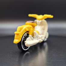 Load image into Gallery viewer, Hot Wheels 2023 Honda Super Cub Yellow #87 HW Moto 3/5
