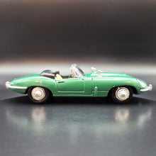 Load image into Gallery viewer, New-Ray 1961 Jaguar E Type Cabriolet Green #48839 1:43 Die Cast Model
