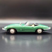 Load image into Gallery viewer, New-Ray 1961 Jaguar E Type Cabriolet Green #48839 1:43 Die Cast Model
