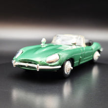 Load image into Gallery viewer, New-Ray 1961 Jaguar E Type Cabriolet Green #48839 1:43 Die Cast Model
