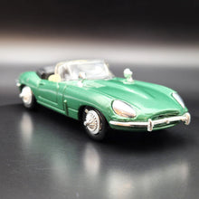 Load image into Gallery viewer, New-Ray 1961 Jaguar E Type Cabriolet Green #48839 1:43 Die Cast Model
