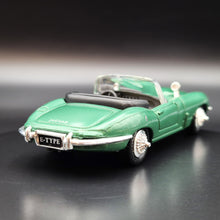 Load image into Gallery viewer, New-Ray 1961 Jaguar E Type Cabriolet Green #48839 1:43 Die Cast Model

