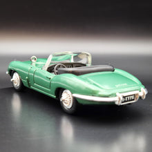 Load image into Gallery viewer, New-Ray 1961 Jaguar E Type Cabriolet Green #48839 1:43 Die Cast Model
