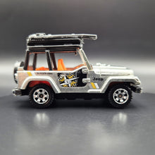 Load image into Gallery viewer, Matchbox 2014 Jeep Wrangler 1998 Chrome Jungle Recon 5 Pack Exclusive
