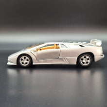 Load image into Gallery viewer, 1995 Lamborghini Diablo VT Silver 1:24 Die Cast Car
