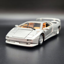 Load image into Gallery viewer, 1995 Lamborghini Diablo VT Silver 1:24 Die Cast Car
