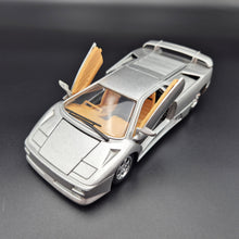 Load image into Gallery viewer, 1995 Lamborghini Diablo VT Silver 1:24 Die Cast Car
