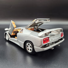 Load image into Gallery viewer, 1995 Lamborghini Diablo VT Silver 1:24 Die Cast Car
