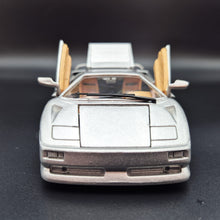 Load image into Gallery viewer, 1995 Lamborghini Diablo VT Silver 1:24 Die Cast Car

