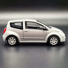 Load image into Gallery viewer, Welly 2003 Citroen C2 Silver #42351 1:36 Collection Series
