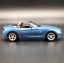 Load image into Gallery viewer, Welly 2008 BMW Z4 Convertible Blue #2328 1:36 Collection Series

