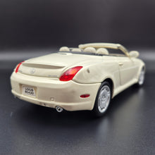 Load image into Gallery viewer, Welly 2005 Lexus SC430 Convertible #2518 Pearl White 1:18 Die Cast Car
